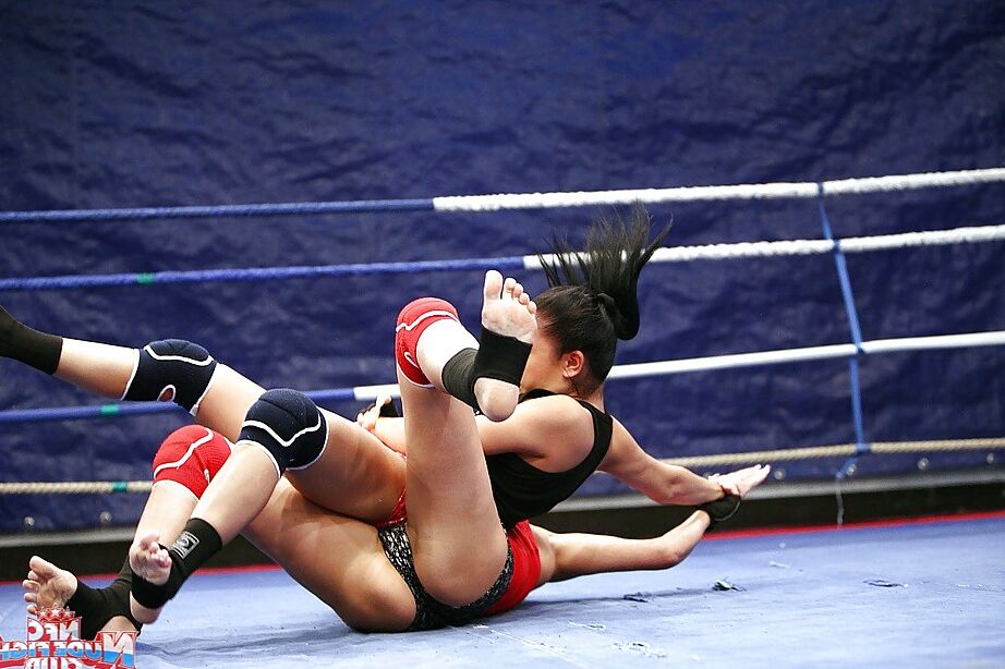 16P Stupendous lesbians fighting and licking each other's cunts in the ring