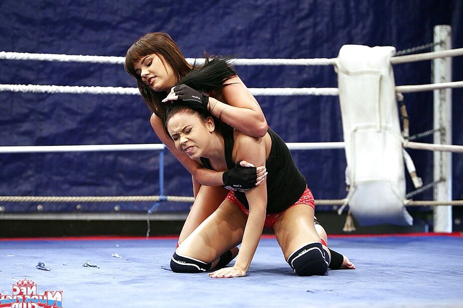 16P Stupendous lesbians fighting and licking each other's cunts in the ring