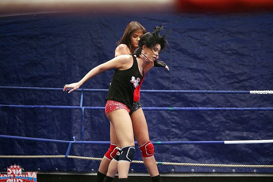 16P Stupendous lesbians fighting and licking each other's cunts in the ring