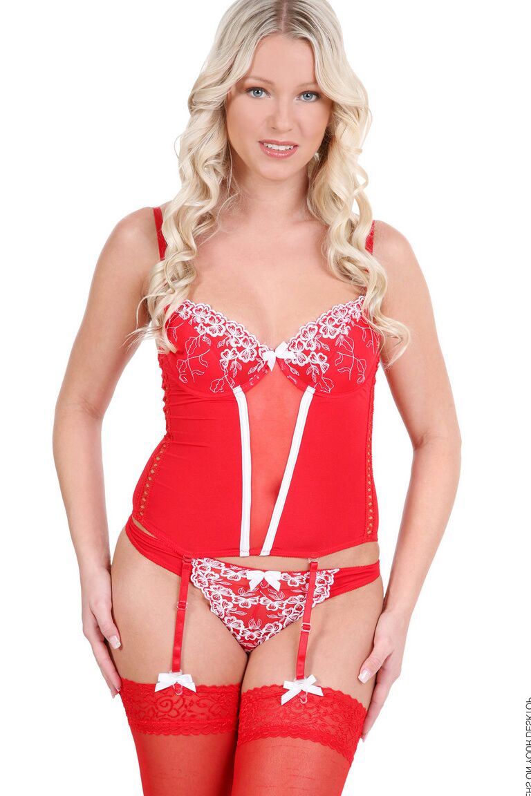 15P La rubia natural Blanca Brooke trabaja sin lencería sexy durante un striptease