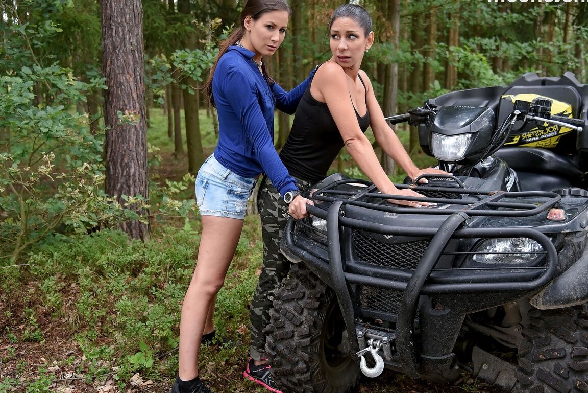 15P Garotas morenas levam um quadriciclo para a floresta para explorar o sexo lésbico