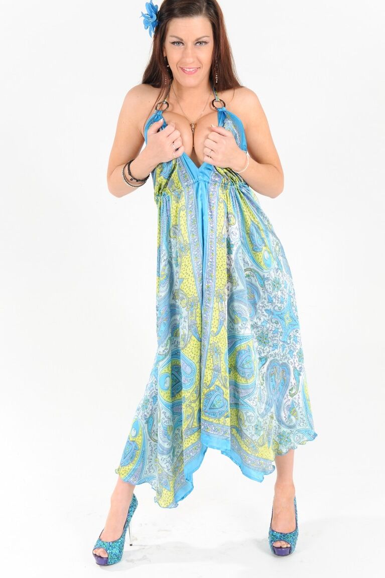 15P La jolie femme Lexii Madison enlève une robe longue pour se déshabiller avec des talons.