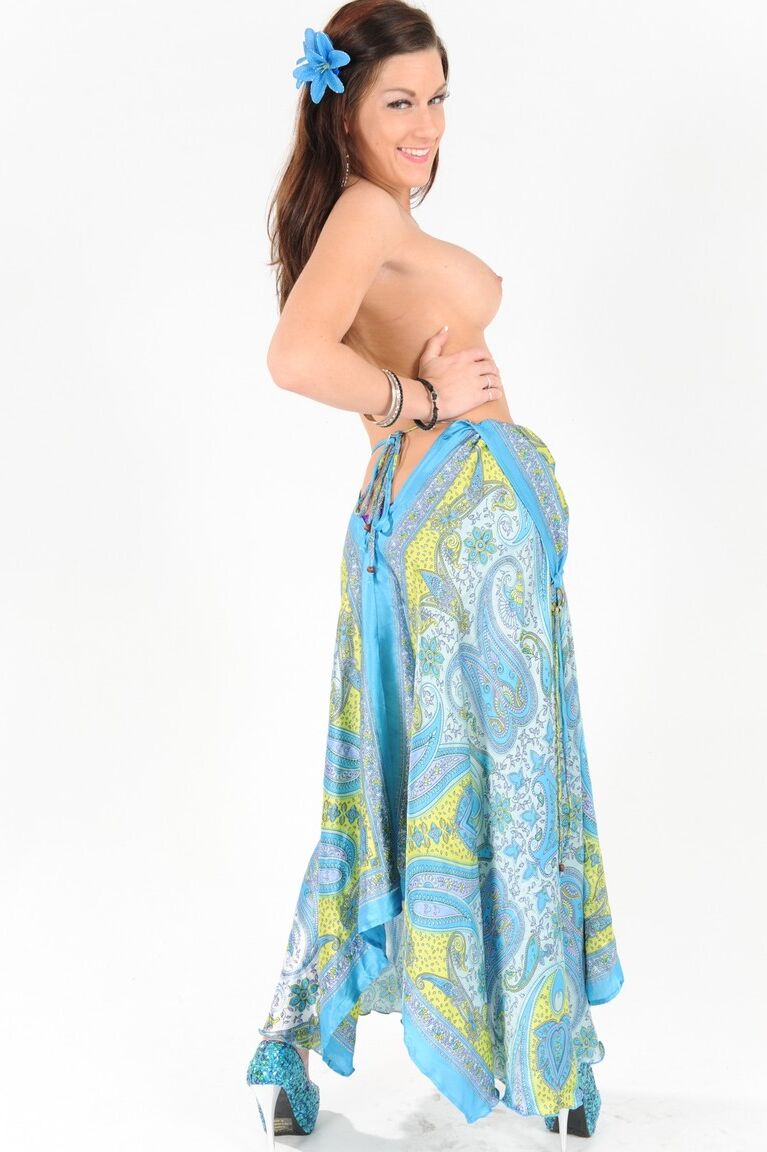 15P La jolie femme Lexii Madison enlève une robe longue pour se déshabiller avec des talons.