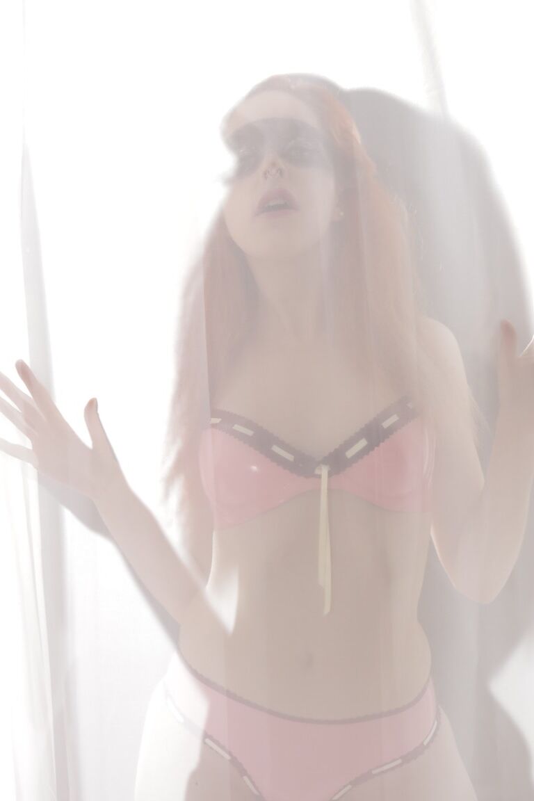 21P L'étourdissante rousse espagnole en lingerie sexy Amarna Miller exhibe son corps
