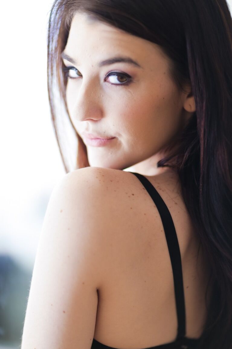 15P La hermosa adolescente Jenna Reid mece su culo caliente después de desnudarse