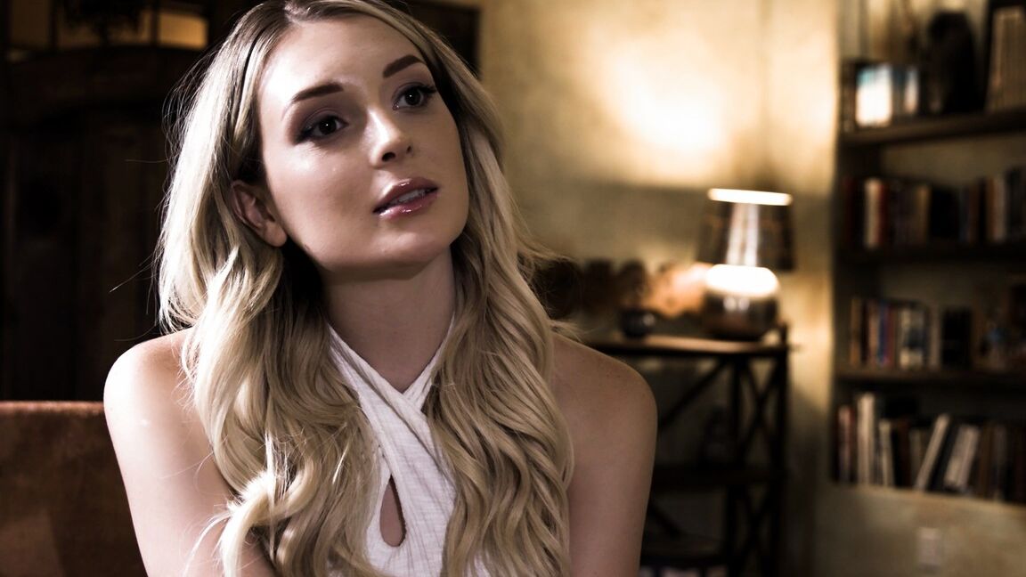 15P La joven rubia Charlotte Sins tiene sexo prohibido en un estudio