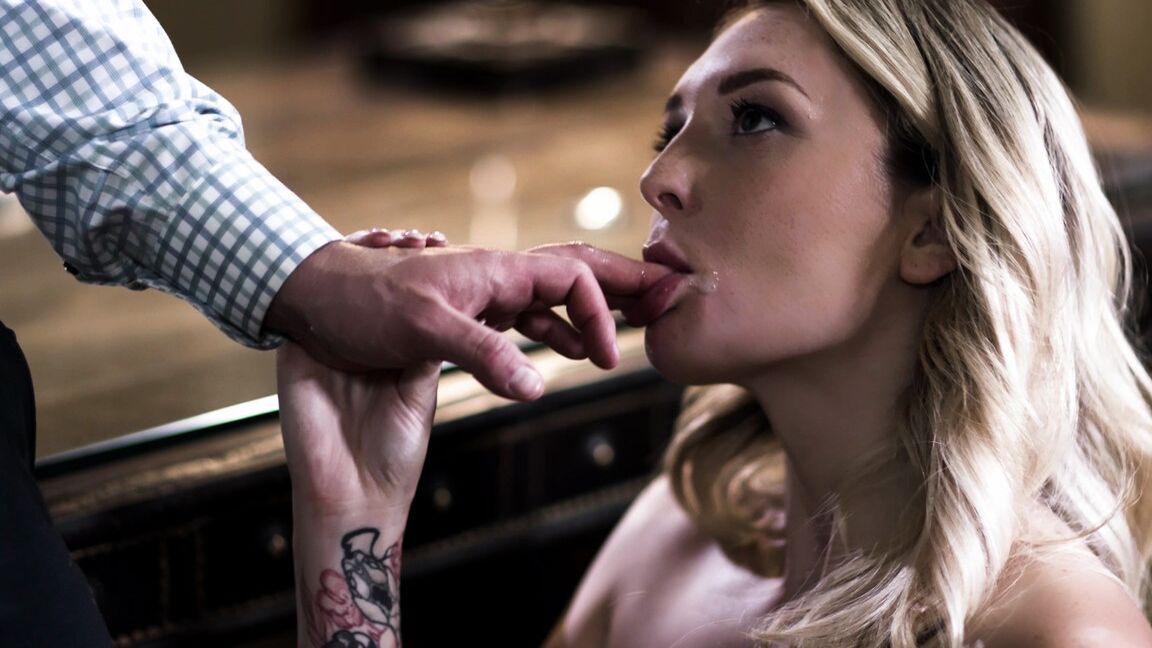 15P La joven rubia Charlotte Sins tiene sexo prohibido en un estudio