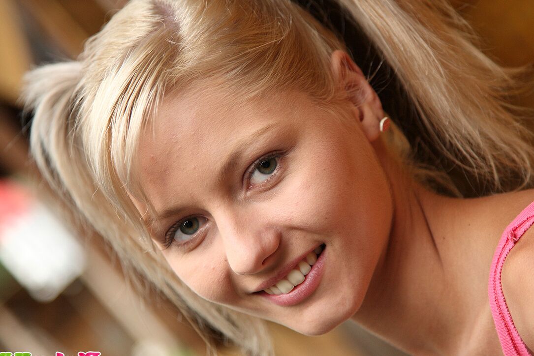 11P La jolie teen blonde Pinky June se masturbe dans un jardin en gravier