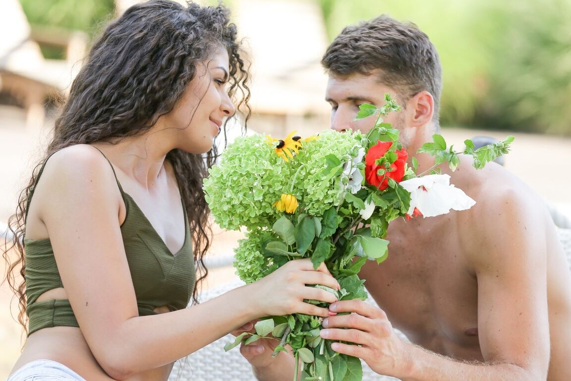 15P Weißes Mädchen mit welligem Haar fickt einen Mann auf der Terrasse, nachdem es Blumen bekommen hat