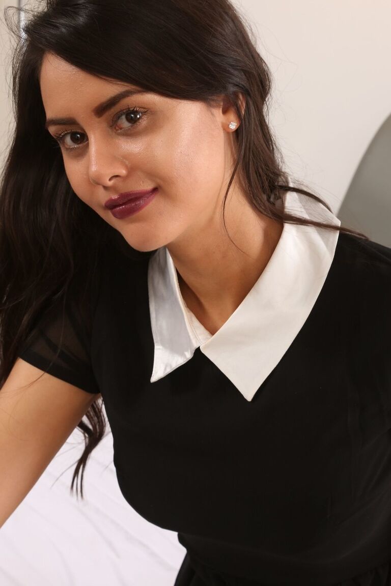 21P Empregada sexy de meia-calça Maria Smith mostra seus seios firmes no quarto