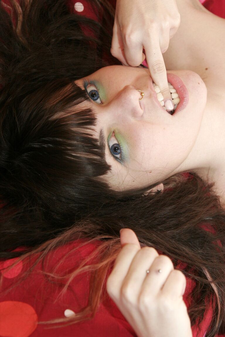 15P A adolescente Barely Legal Kaira 18 faz poses tentadoras em ação solo