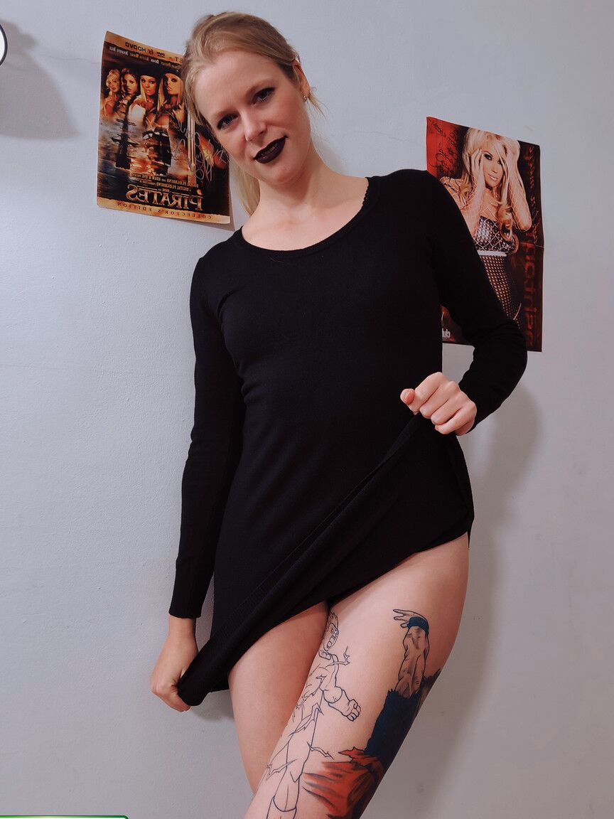 12P Une blonde tatouée et son ami se lancent dans une séance de baise maison