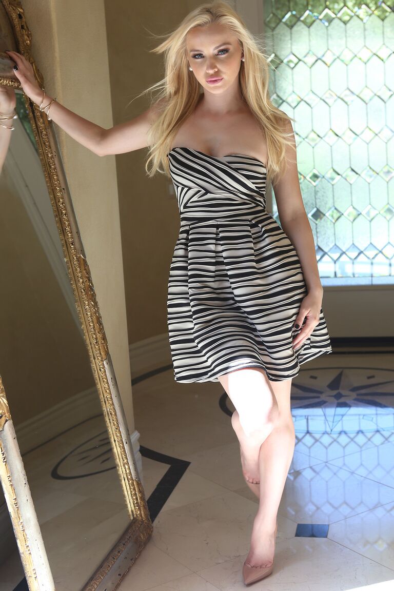 17P Staci Carr, une fille glamour irrésistible, fait un strip-tease sensuel dans la salle de bain
