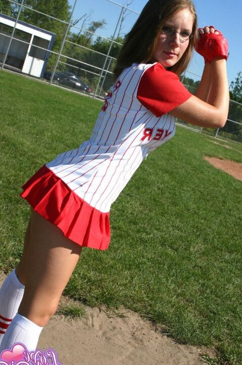 12P Adolescente deportiva muestra su sujetador y escote con un uniforme de béisbol con microfalda