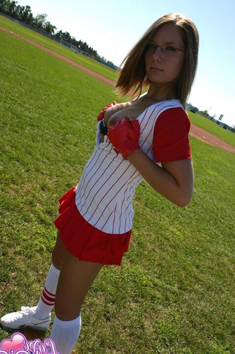12P Adolescente deportiva muestra su sujetador y escote con un uniforme de béisbol con microfalda