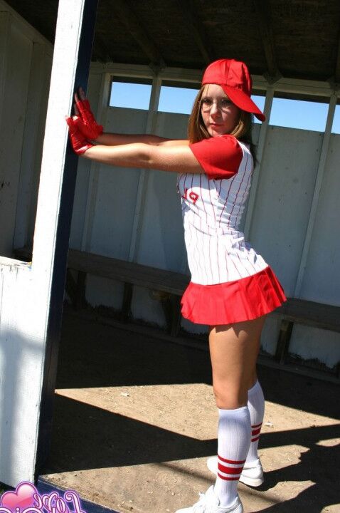 12P Adolescente deportiva muestra su sujetador y escote con un uniforme de béisbol con microfalda