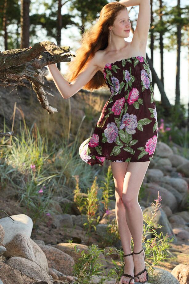 16P Nicole, rousse pâle, enfile une robe le long de ses longues jambes pour poser nue sur une pente