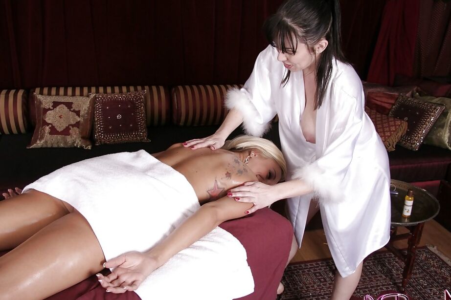 16P Un massage fille-fille entre Briana Blair et RayVeness mène au sexe lesbien