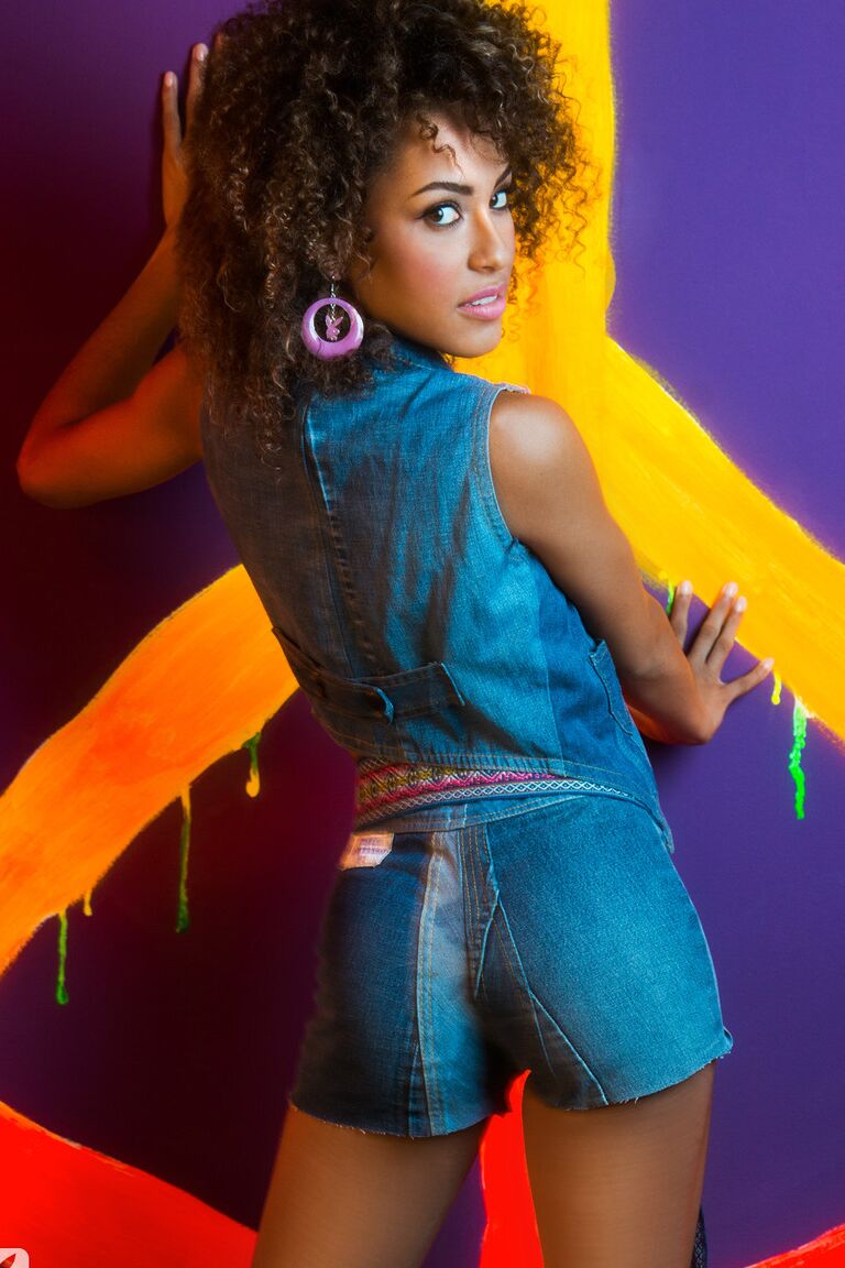 16P Curly haired ebony hottie Shanice Jordyn revealing her beautiful titties