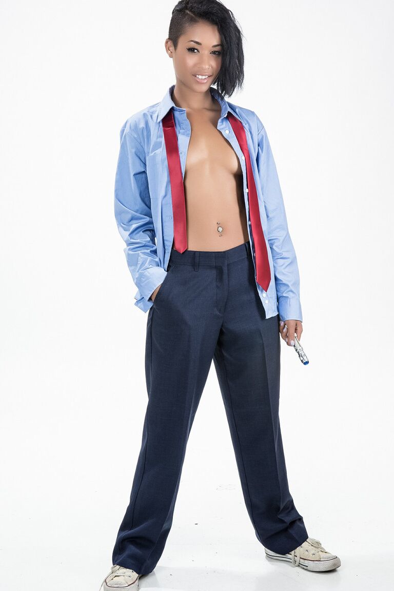 21P Ebony aux petits seins Skin Diamond pose dans une chemise d'homme déboutonnée