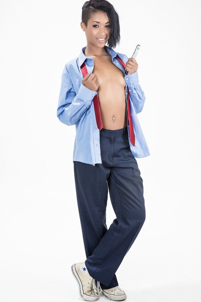 21P Ebony aux petits seins Skin Diamond pose dans une chemise d'homme déboutonnée
