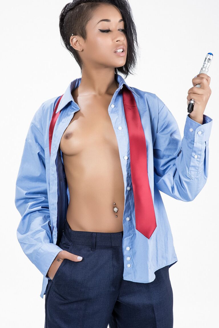 21P Ebony aux petits seins Skin Diamond pose dans une chemise d'homme déboutonnée