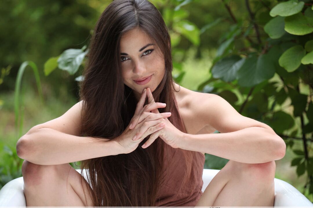 16P Erótica Lorena G muestra sus diminutas tetas para abrirse desnuda de rodillas al aire libre