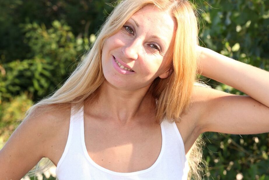 16P La jeune blonde Terina expose son cul chaud tout en se déshabillant sur une plage de sable