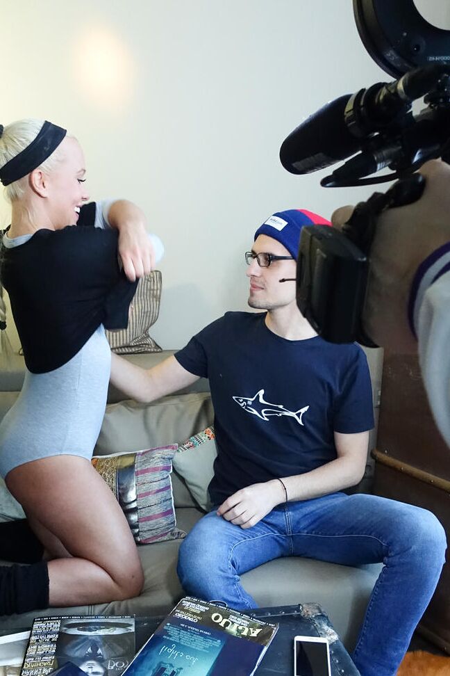 17P Rubia tetona Celina Davis hace alarde de sus tetas mejoradas para montar en el sofá a un chico nerd