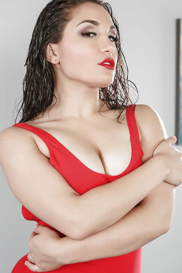 16P La superbe mannequin brune nue Gabriella Paltrova présente ses beaux atouts