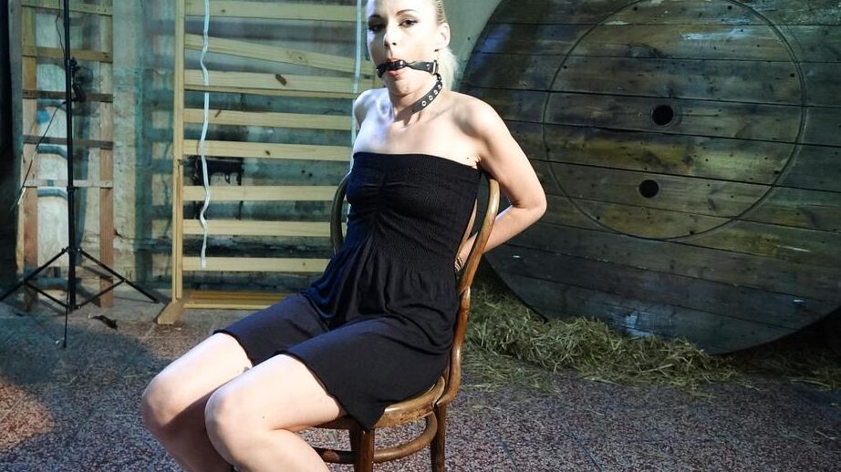 16P La rubia Roxy Lee se encuentra atada y masturbada