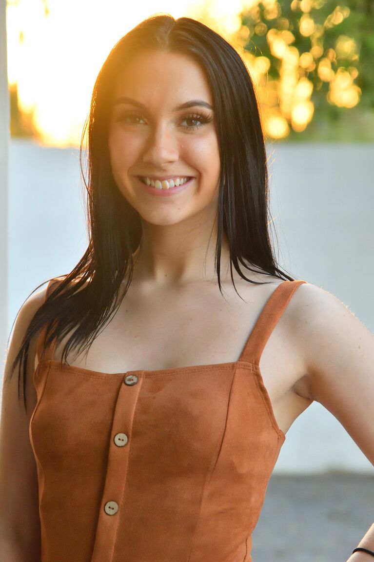 21P ブルネットの美女ジャスミンが乳首を露出させ、熱いビキニのプールサイドでポーズをとる