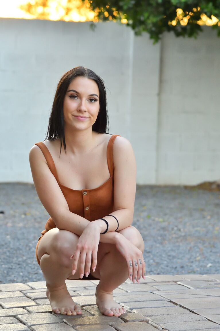 21P ブルネットの美女ジャスミンが乳首を露出させ、熱いビキニのプールサイドでポーズをとる