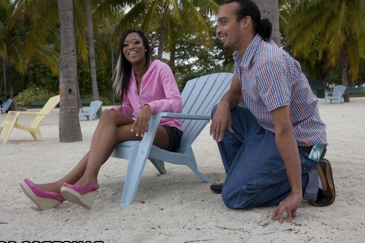 17P A linda garota negra Scarlett Mei Dior exibe seu decote profundo em uma praia da cidade