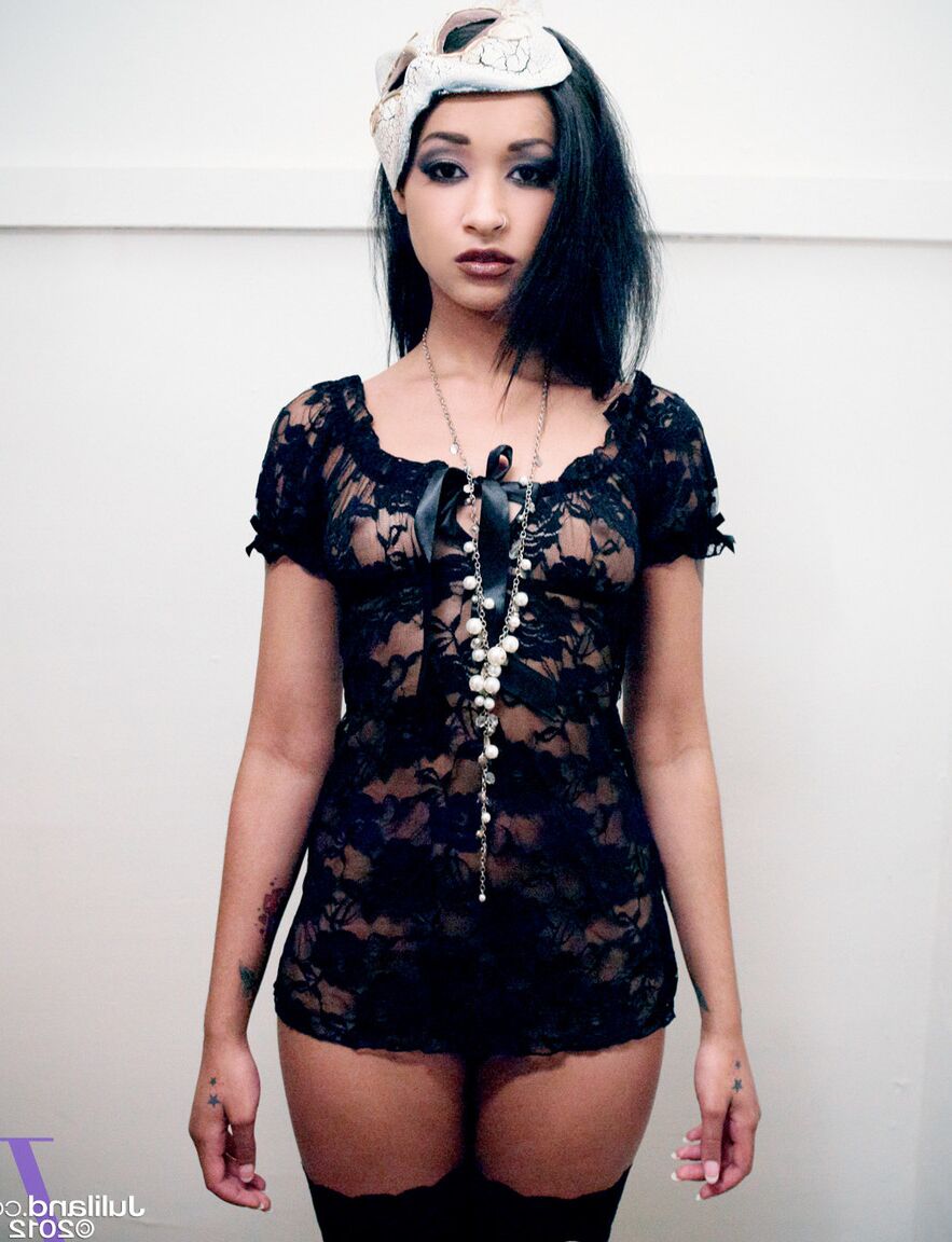 21P Morena Skin Diamond exibindo seu corpo magro em meias