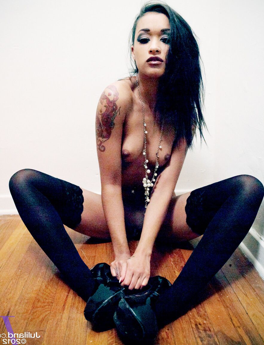 21P Morena Skin Diamond exibindo seu corpo magro em meias