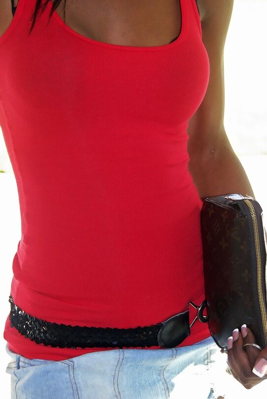 16P Black hottie pulls up her skirt and shows marvelous booty
