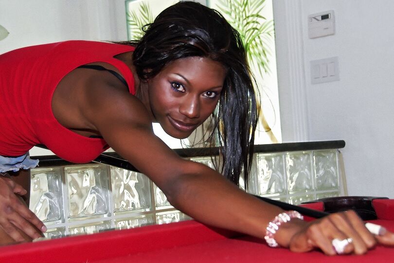 16P Black hottie pulls up her skirt and shows marvelous booty