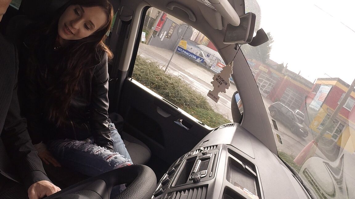 17P Skinny Euro garota transada pelo motorista mais velho no banco de trás depois de um boquete