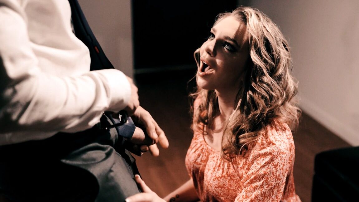 21P A adolescente loira deslumbrante Tiffany Watson seduz seu chefe e monta seu dong