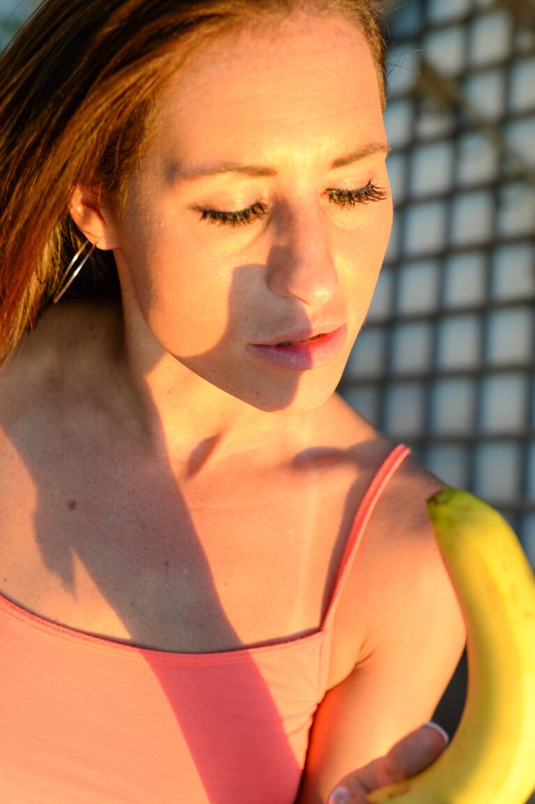 21P Lusty amadora MILF Jess brinca sua boceta com uma banana em um banco ao ar livre