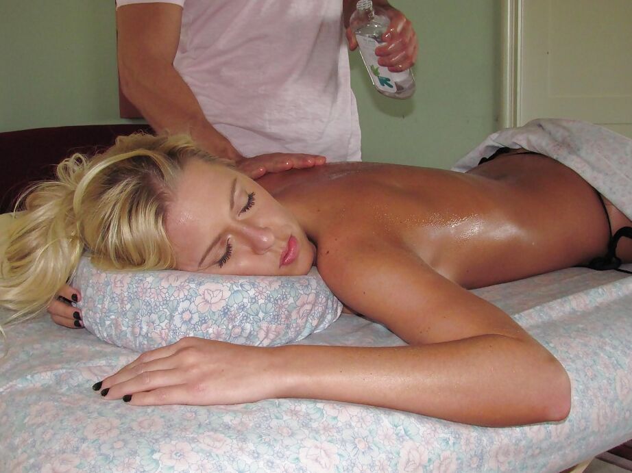 16P La jolie blonde nue Riley Evans reçoit un joli massage de la chatte, du cul et des seins