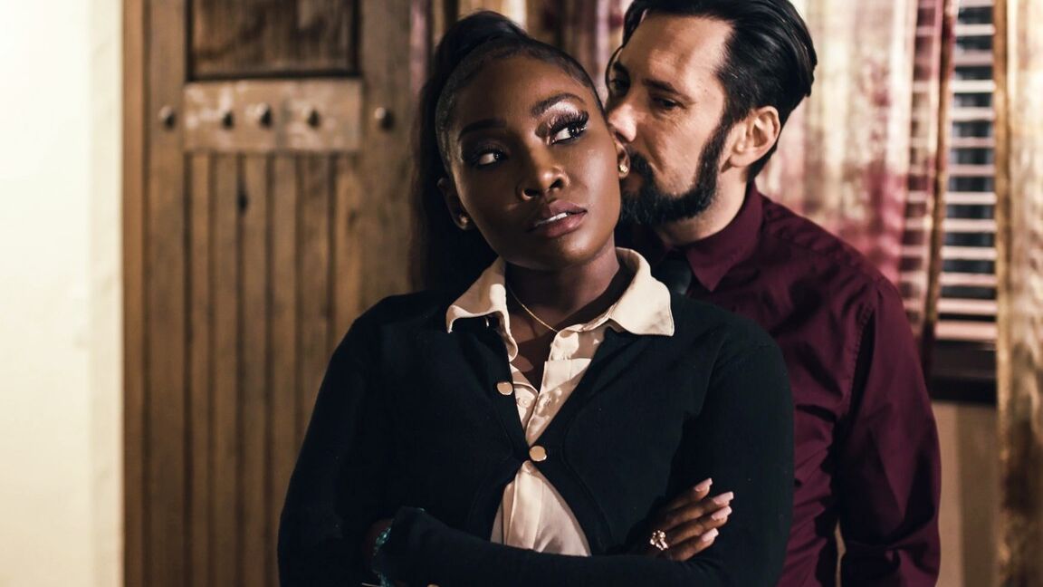 21P Osa Lovely, une ébène coquine au cul bombé, se fait remplir le trou de bite blanche