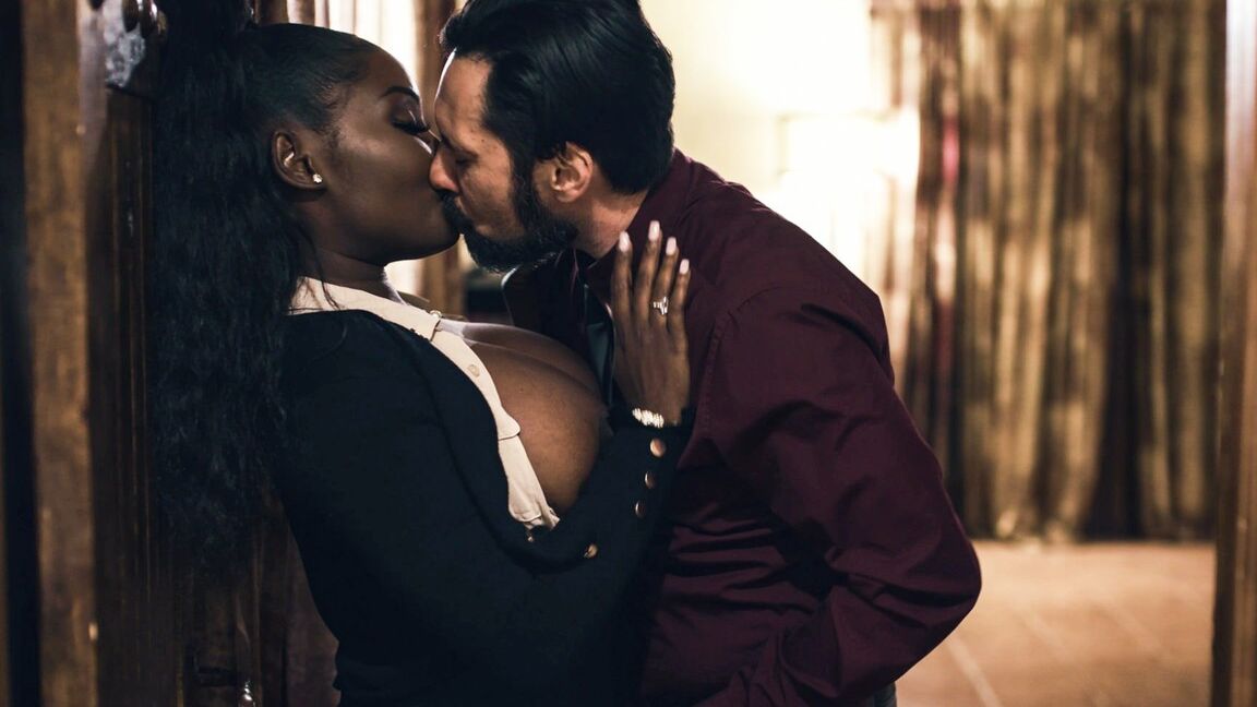 21P Osa Lovely, une ébène coquine au cul bombé, se fait remplir le trou de bite blanche