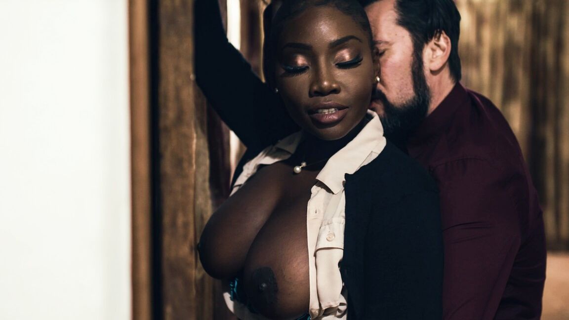 21P Osa Lovely, une ébène coquine au cul bombé, se fait remplir le trou de bite blanche
