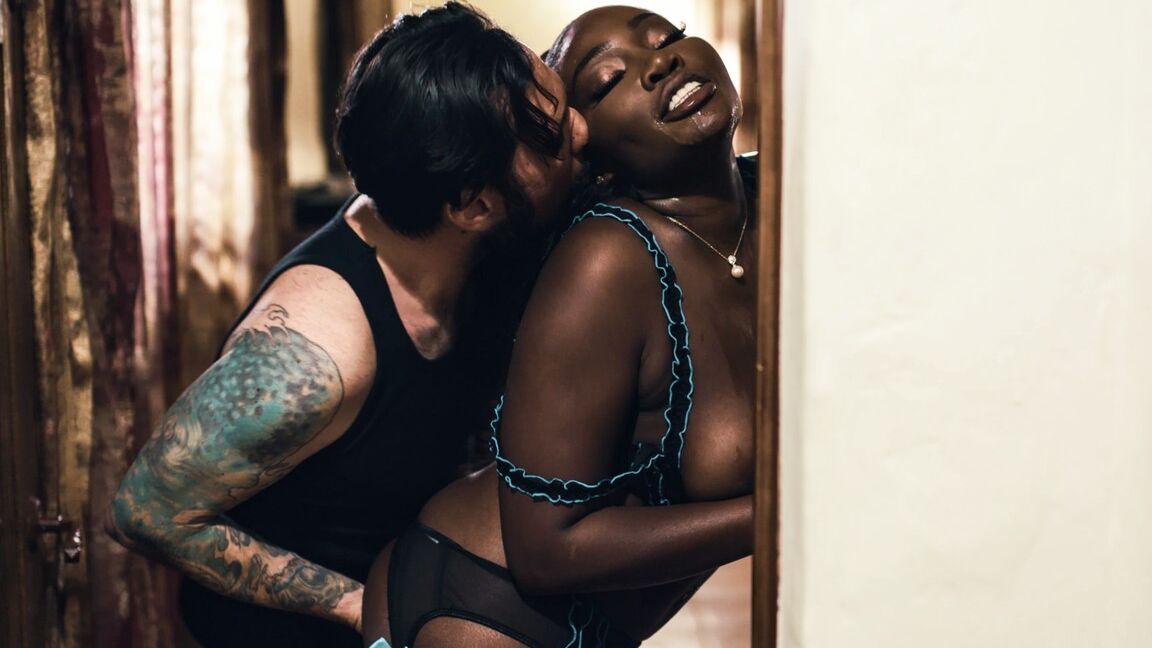 21P Osa Lovely, une ébène coquine au cul bombé, se fait remplir le trou de bite blanche