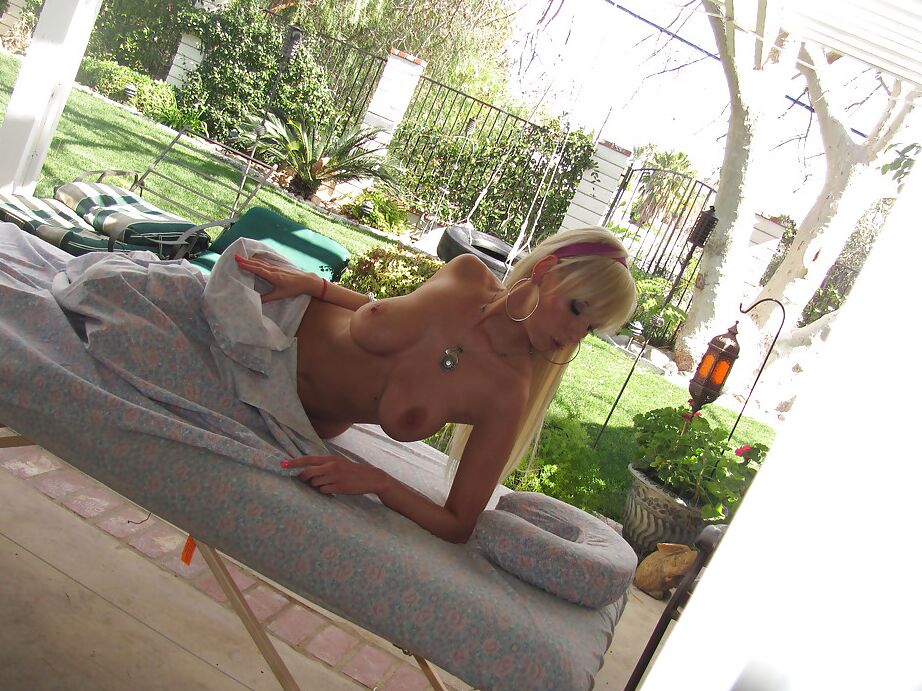 16P blonde européenne aux seins fantastiques Giselle Monet magnifiques scènes de massage