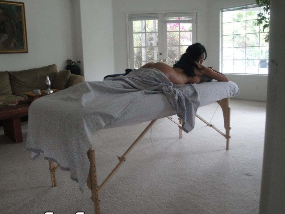 16P La chaude MILF brune Ava Adams berce ses énormes seins alors qu'elle se prépare pour un massage