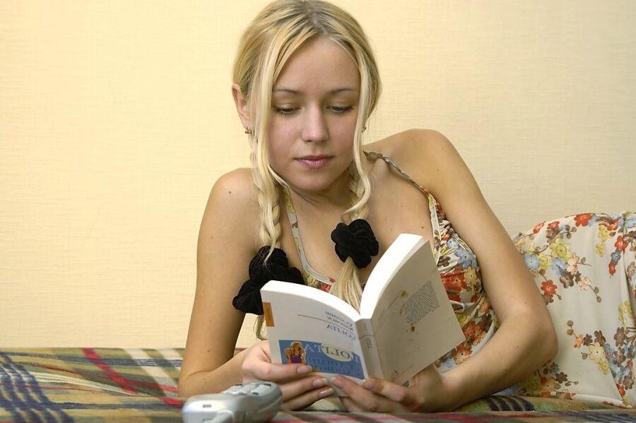 15P телочка Anne Young читает книгу обнаженной