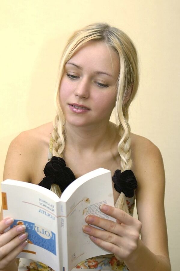 15P телочка Anne Young читает книгу обнаженной